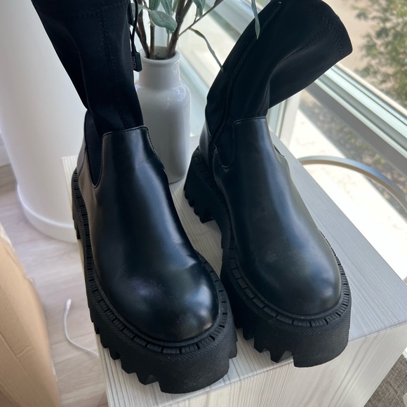 Chunky black Zara boots - worn once - Picture 2 of 3
